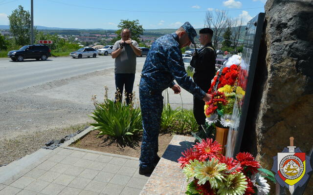 Возложили цветы у обелиска погибшим сотрудникам ОМОН