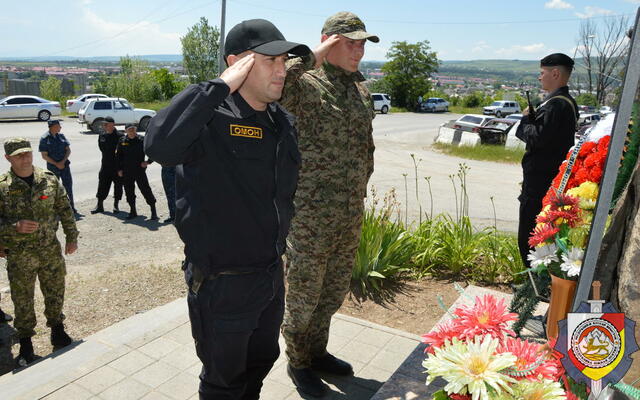 Возложили цветы у обелиска погибшим сотрудникам ОМОН