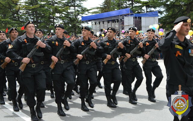 Военный парад на центральной площади в г.Цхинвал